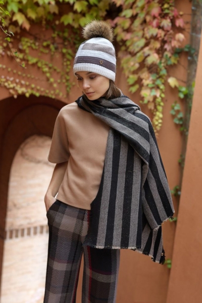 Дамски зимен шал Granadilla JG5349, 70x200 см, Черен/Златист