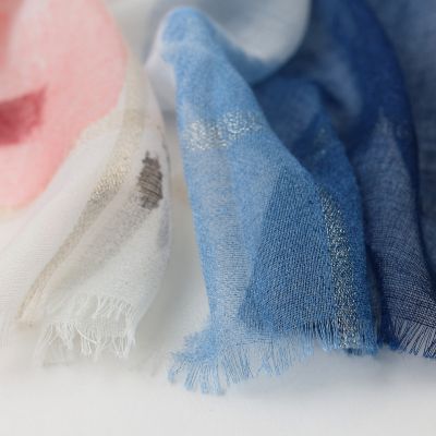 Дамски летен шал с акварелни мотиви и златисти линии HatYou, 70×190 см |Син