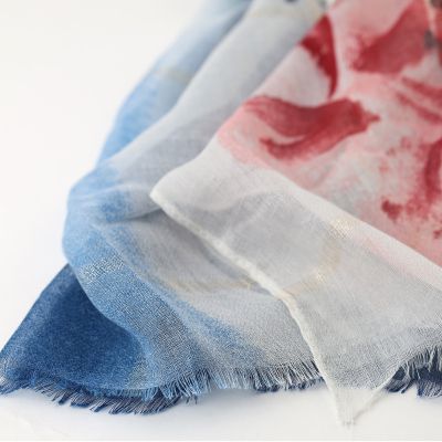 Дамски летен шал с акварелни мотиви и златисти линии HatYou, 70×190 см |Син