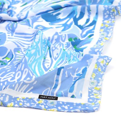 Small women's square scarf HatYou | 70x70 cm | Blue floral motif