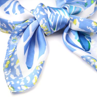 Small women's square scarf HatYou | 70x70 cm | Blue floral motif